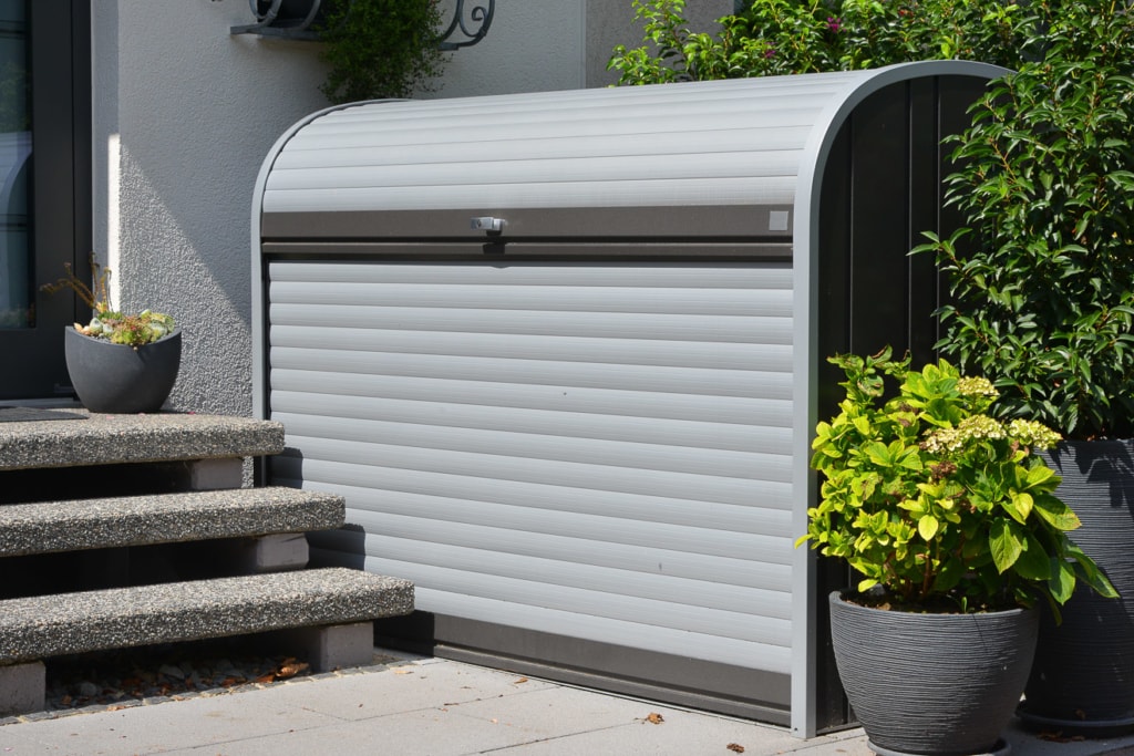 Gartenschrank mit Rolltür